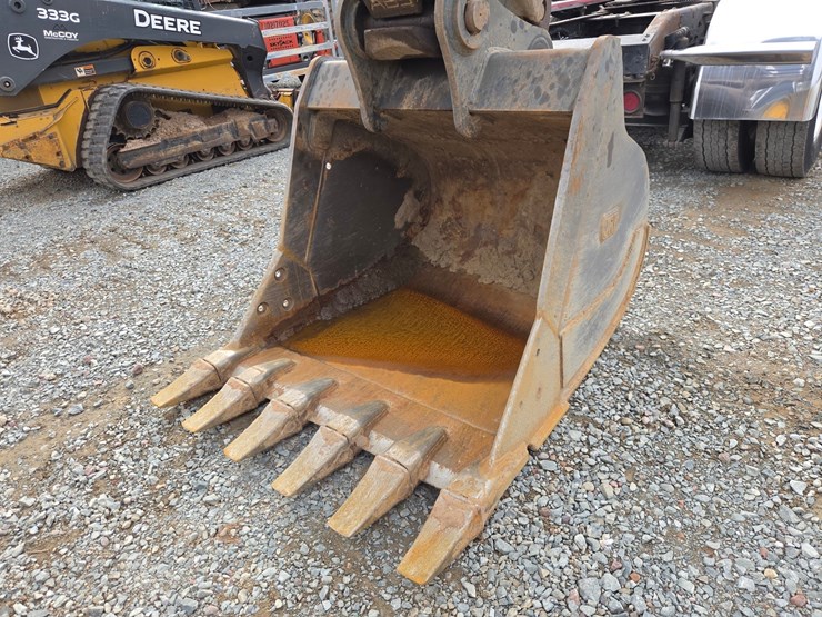 2017-deere-245g-lc-image-11