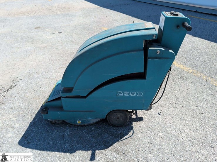 non-operable-tennant-2550-floor-scrubber-image-8