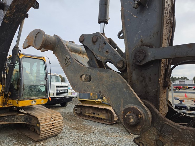 2017-deere-245g-lc-image-16