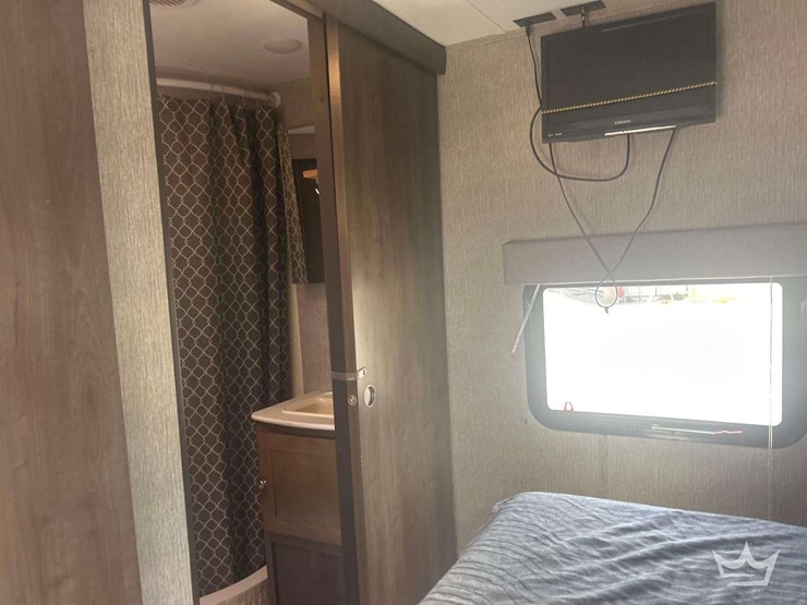 2019-28ft-keystone-coleman-toy-hauler-t/a-travel-trailer-image-8
