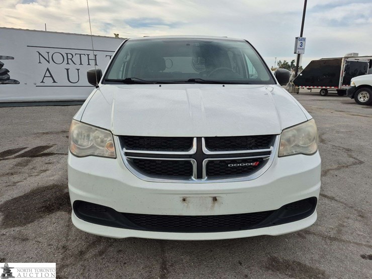 2014-dodge-grand-caravan-sxt-image-2