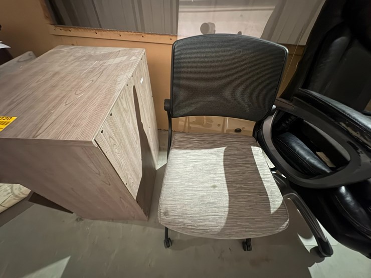 #42120-•-lot-of-desk,-chairs,-&-miscellaneous-image-4