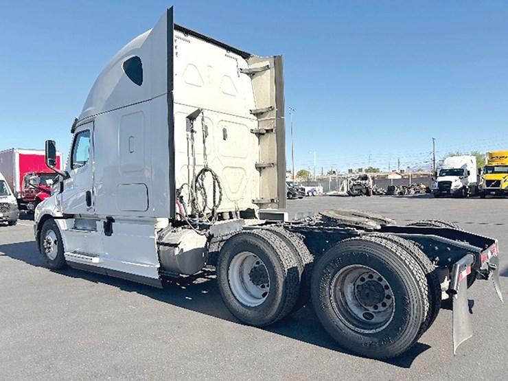 2020-freightliner-cascadia-126-image-2
