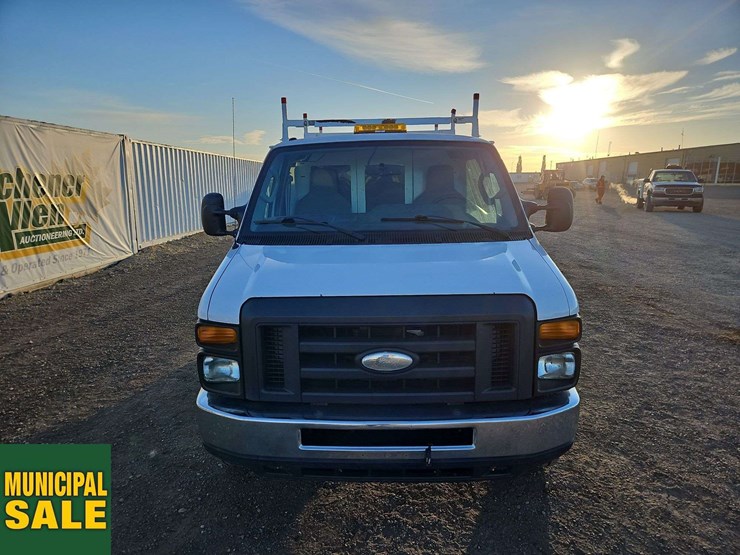 2014-ford-cargo-image-5
