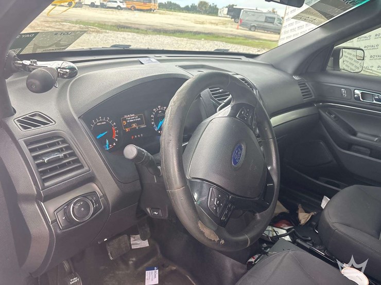 2017-ford-explorer-image-10