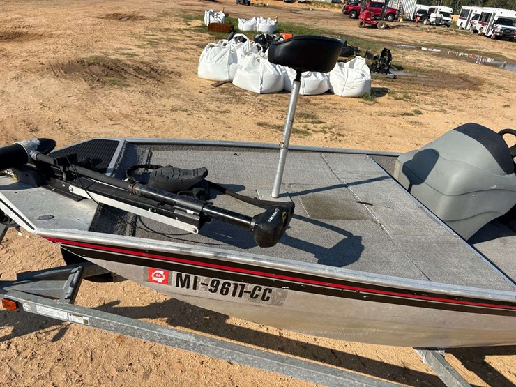 2010-bassmaster-pro-16-freshwater-boat-w/-trailer-image-11