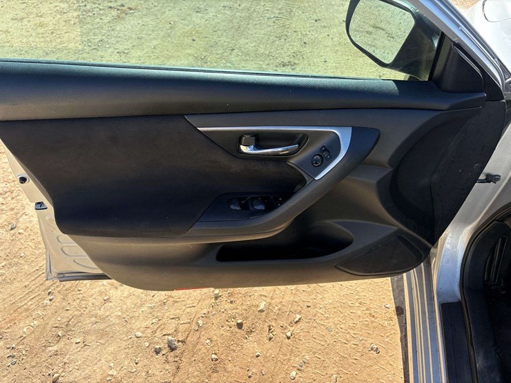 2015-nissan-altima-4-door-sedan-(270,918-miles)-image-7