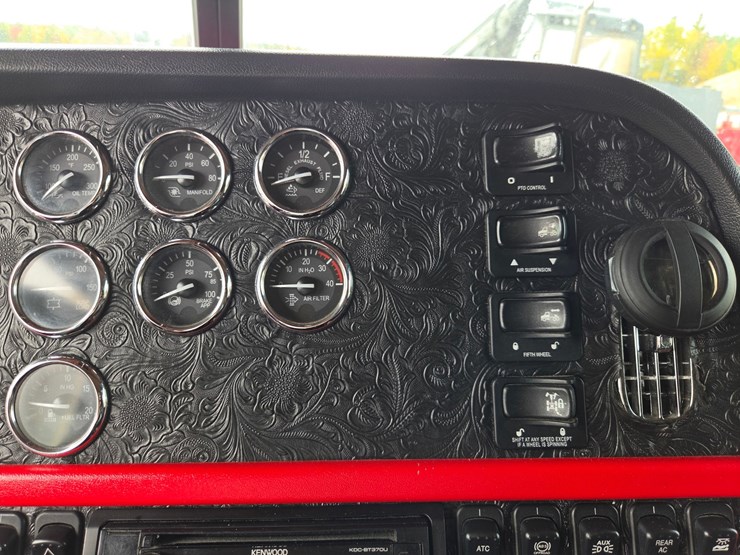 #1408-•-2014-peterbilt-388-sleeper-cab-truck-tractor-image-66