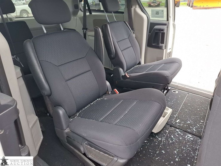 2010-dodge-grand-caravan-se-image-16