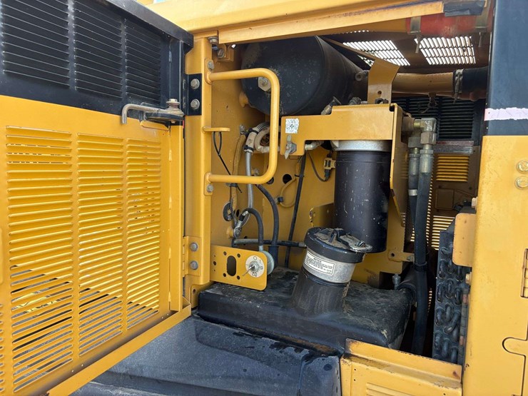 2001-caterpillar-12h-image-40