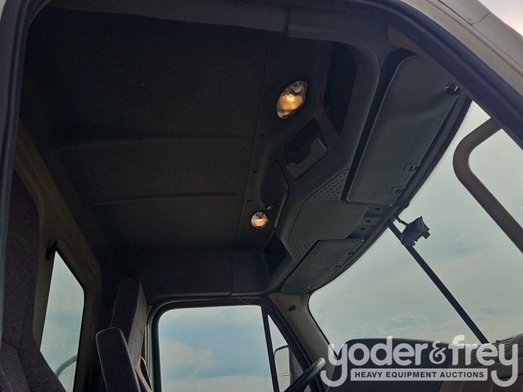 2017-freightliner-cascadia-113-image-22
