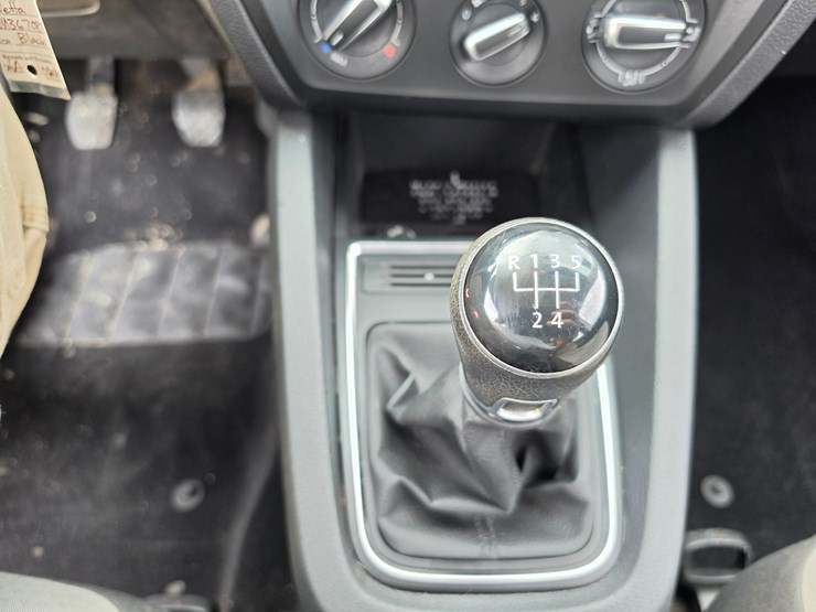 #25322-•-2017-volkswagen-jetta-passenger-car-image-45