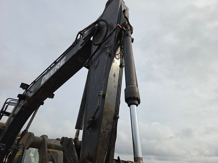 2017-deere-245g-lc-image-19
