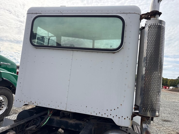 2007-peterbilt-335-image-19