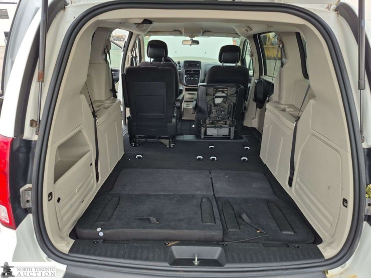 2014-dodge-grand-caravan-sxt-image-23