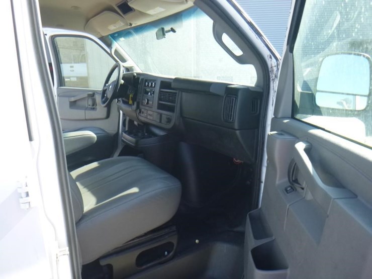 2016-chevrolet-express-2500-image-6