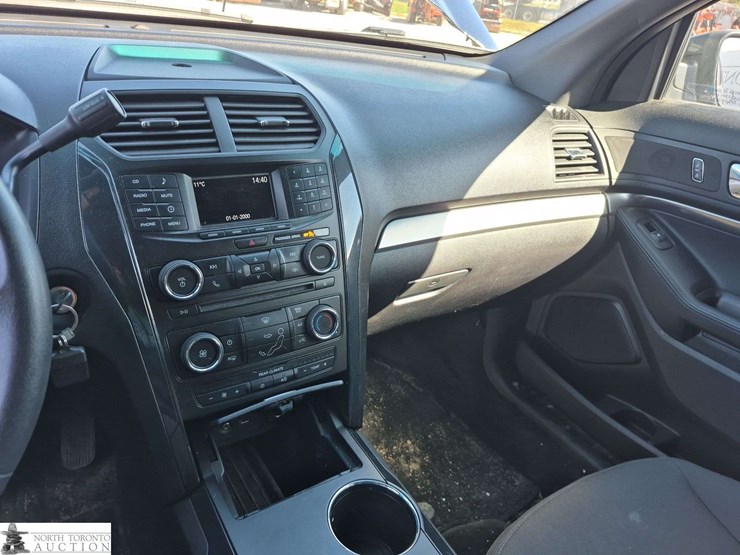 2017-ford-explorer-image-12