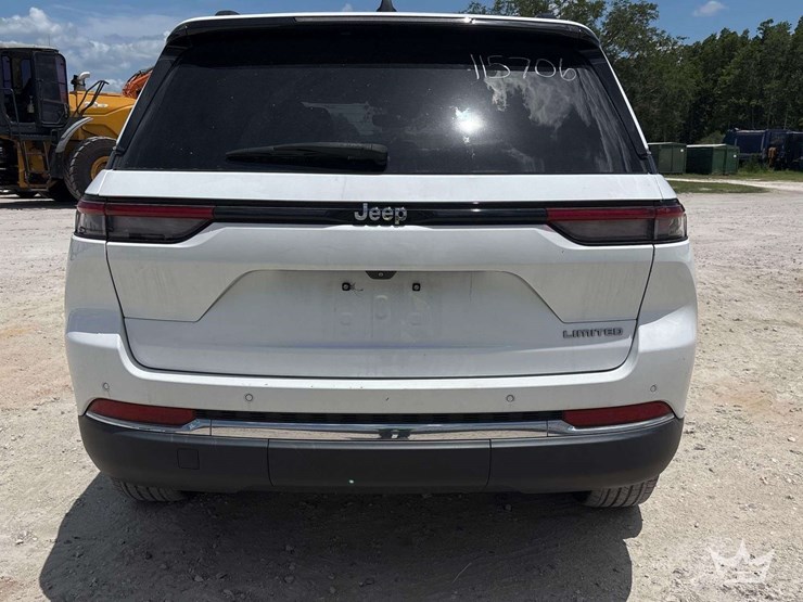2022-jeep-grand-cherrokee-suv-image-26