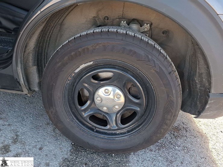 2020-ford-explorer-image-27