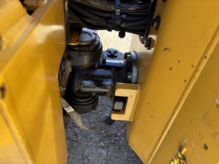 2013-caterpillar-cb22-image-15
