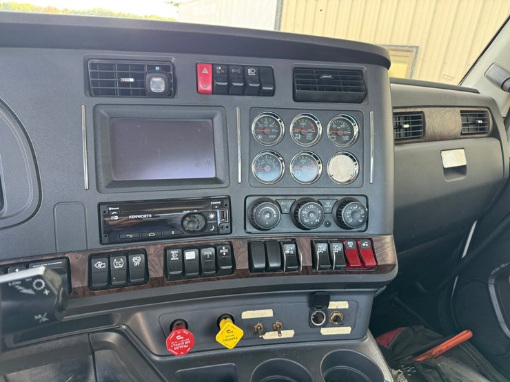 2022-kenworth-t680-image-39