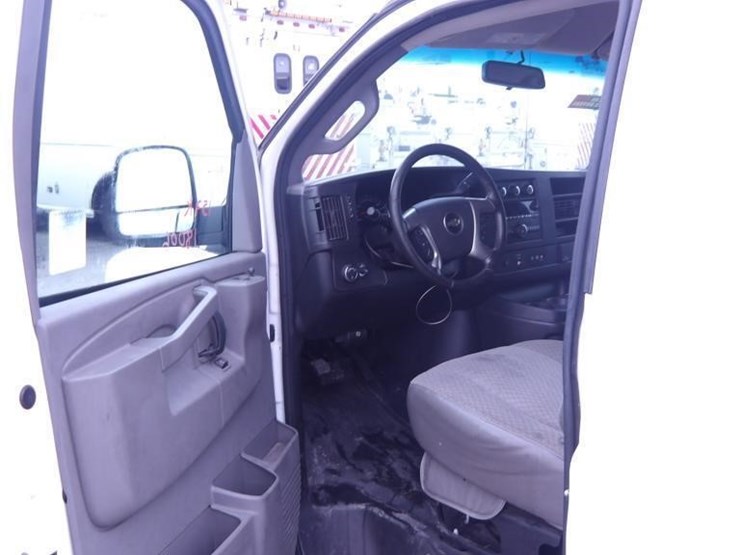 2017-chevrolet-express-2500-image-15