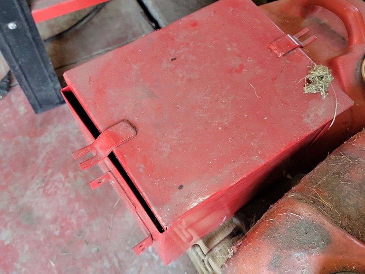 lot-of-red-fuel-cans-and-storage-box-image-3