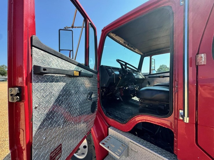 2001-freightliner-fl80-image-10