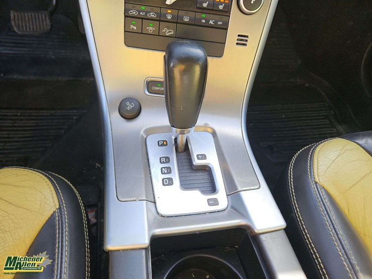 2010-volvo-xc60-image-22