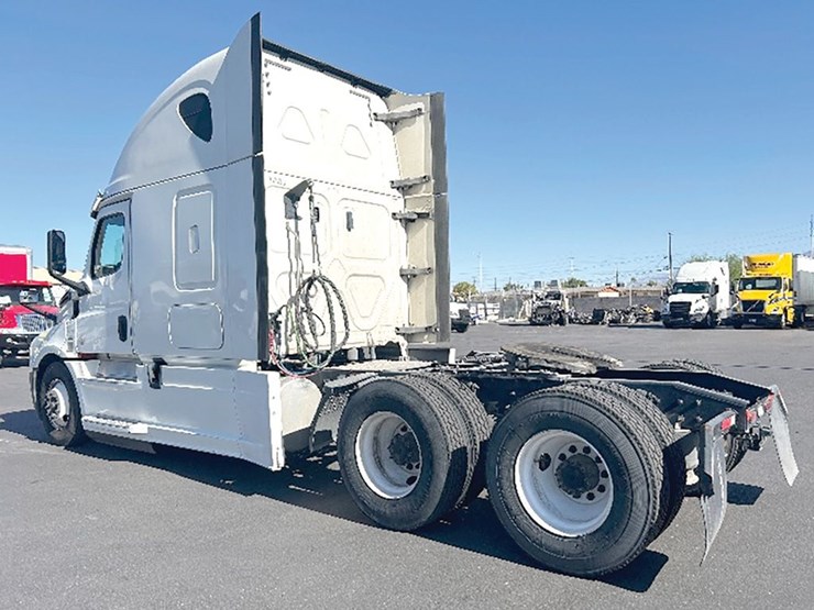 2020-freightliner-cascadia-126-image-2