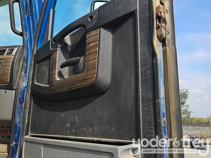 2019-freightliner-122sd-image-54