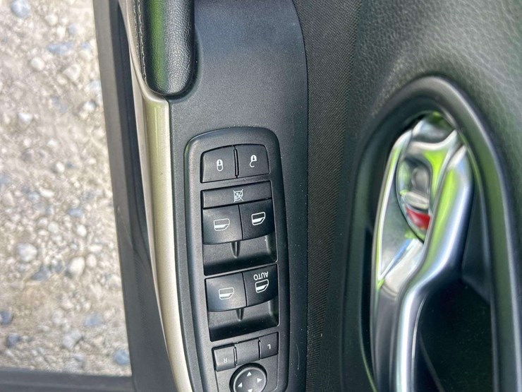 2018-jeep-cherokee-image-12