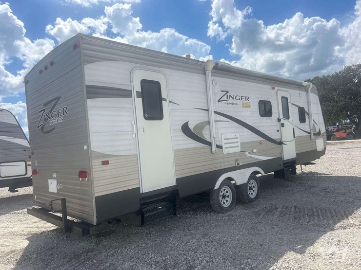 2014-28ft-crossroads-zinger-t/a-travel-trailer-image-4