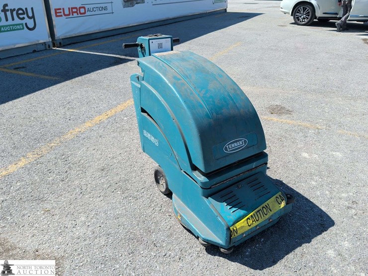 non-operable-tennant-2550-floor-scrubber-image-3