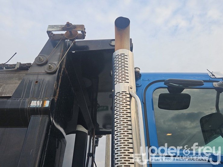 2019-freightliner-122sd-image-54