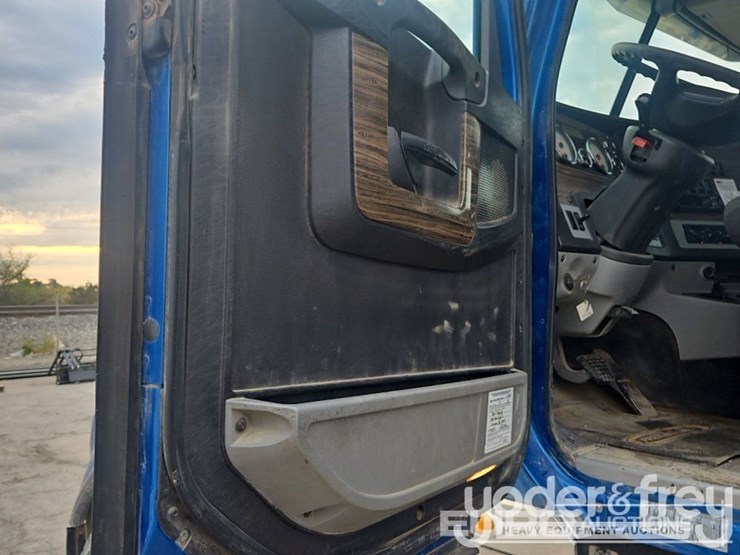 2019-freightliner-122sd-image-27