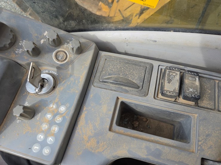 2017-deere-245g-lc-image-61