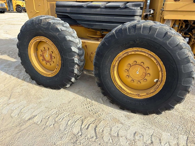 2001-caterpillar-12h-image-44