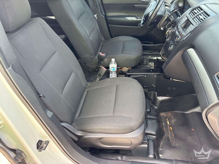 2018-ford-explorer-image-23