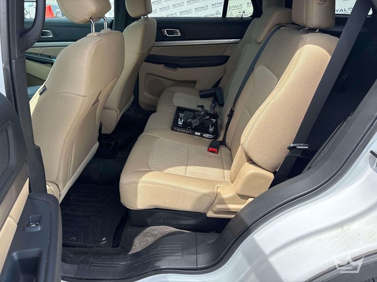 2016-ford-explorer-image-21
