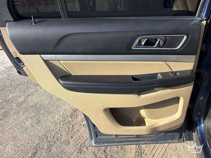 2017-ford-explorer-image-18