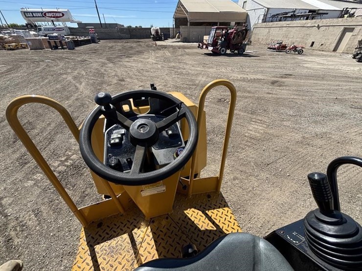 2013-caterpillar-cb22-image-19