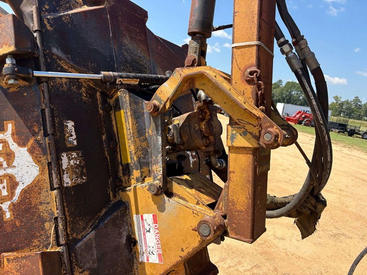 2004-new-holland-ts100a-image-30