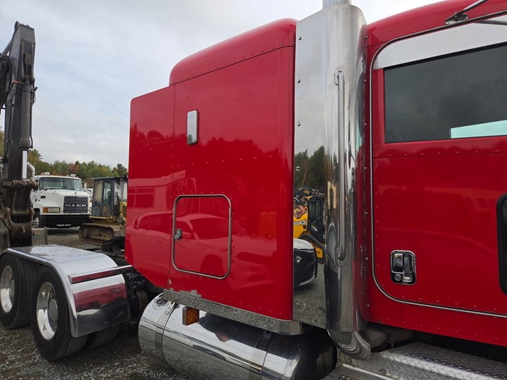#1408-•-2014-peterbilt-388-sleeper-cab-truck-tractor-image-23