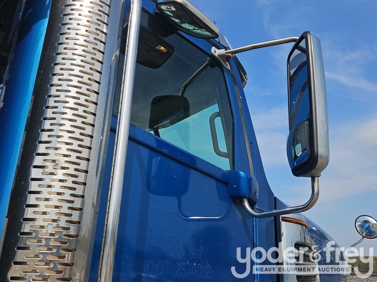 2019-freightliner-122sd-image-52