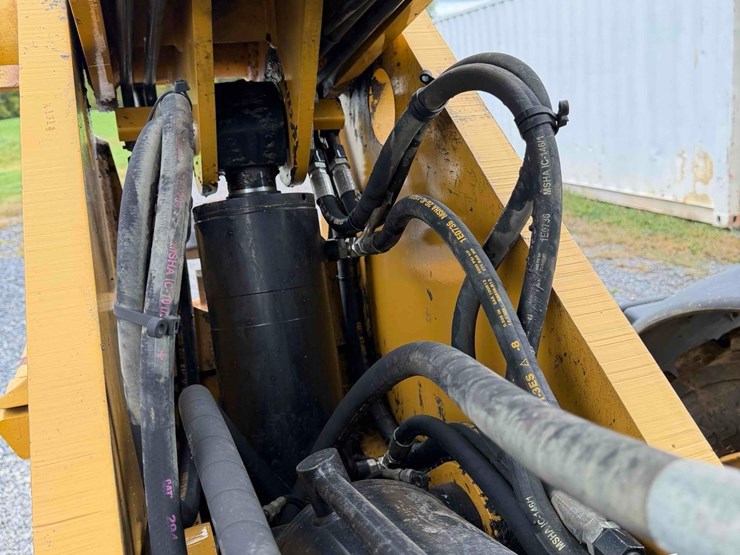 2013-caterpillar-tl943c-image-17