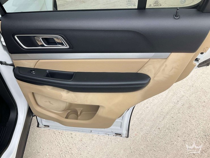 2017-ford-explorer-image-25