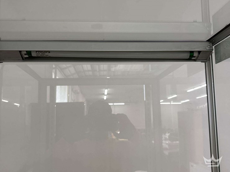 glass-display-case-image-3