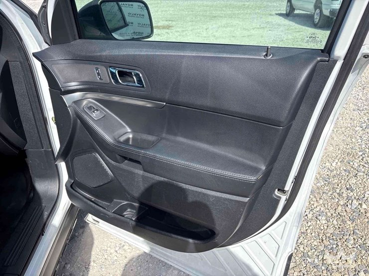 2016-ford-explorer-image-24