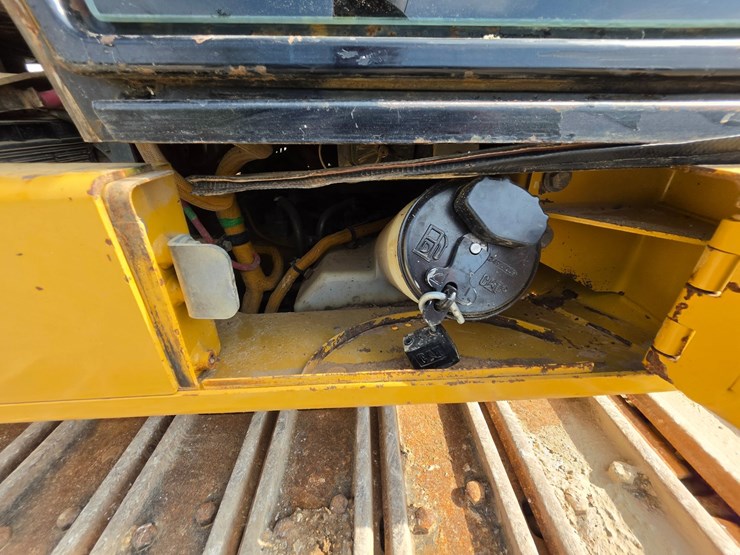 2007-caterpillar-953d-image-42